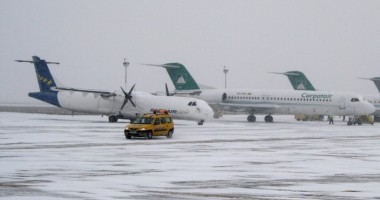 Stire din Eveniment : COD PORTOCALIU de ninsori și viscol / Zboruri de pe Aeroportul Otopeni, anulate sau amânate