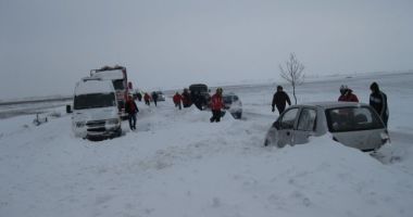 Locuitorii din Lanurile și Ciocârlia, blocați în zăpadă