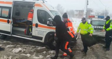 VIDEO / GRAVIDĂ ÎNZĂPEZITĂ la Tariverde. Polițiștii de la Corbu i-au sărit în ajutor!
