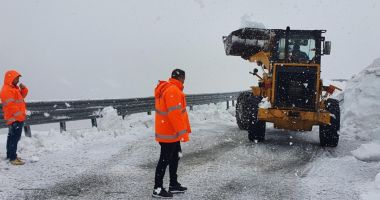 Stire din Actualitate : Șoseaua Transalpina rămâne închisă din cauza poleiului și a zăpezii