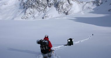 Stire din Social : Strat consistent de zăpadă şi temperaturi scăzute, la altitudini mari. Ce nu trebuie să-ţi lipsească din rucsac când pleci într-o drumeţie pe munte