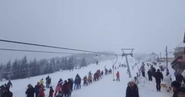 Stire din Actualitate : Turiștii au luat cu asalt stațiunile montane, în ciuda condițiilor meteorologice