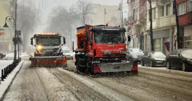 Stire din Social : Constanța sub asediul iernii. Utilajele lucrează fără oprire, autoritățile fac apel la prudență