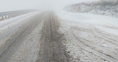 Stire din Actualitate : Zăpadă de 5 centimetri pe Transalpina. Șoferii sfătuiți să evite zona