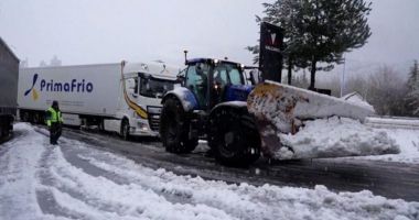 Stire din Actualitate : Zăpada a blocat mai multe drumuri în Spania