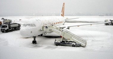 Stire din Actualitate : Zăpada paralizează Japonia.  Peste 350 de zboruri au fost anulate