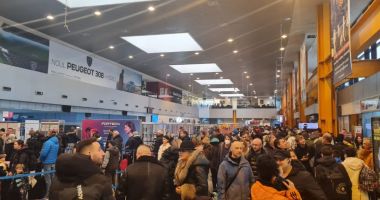Stire din Social : Zboruri anulate sau întârziate la Cluj din cauza ceții. Aglomerație infernală pe aeroport