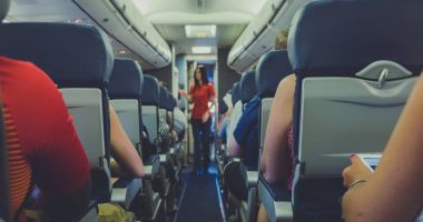 Stire din Actualitate : O pasageră riscă o amendă de 18.000 de euro după ce a tras de păr o însoţitoare de zbor. Avionul a aterizat de urgenţă