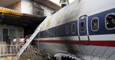 Stire din Actualitate : Imagini șocante cu avionul Boeing 707, prăbușit peste o casă