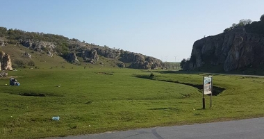 GALERIE FOTO / CÂND NESIMȚIREA ÎNTRECE ORICE LIMITĂ...Și-au lăsat mormanele de gunoaie la Constanța, adminstrația locală strânge după ei - 7