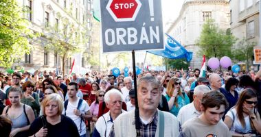Stire din Actualitate : Zeci de mii de persoane au manifestat împotriva premierului Viktor Orban