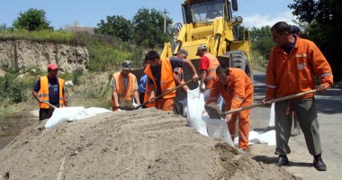 Stire din Social : Zeci de gospodării din localitățile riverane, amenințate de viitura de pe Dunăre