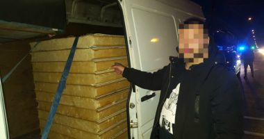 Zeci mii de pachete cu țigări de contrabandă, descoperite de polițiștii de frontieră