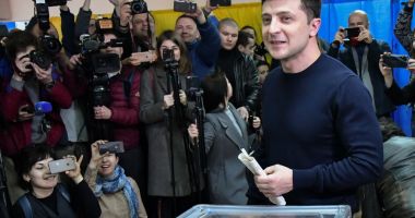 Zelenski conduce în sondaje, înaintea turului doi
