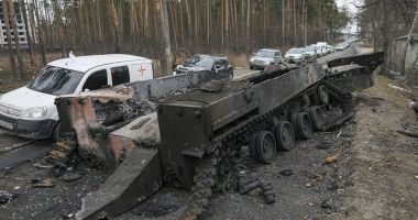 Stire din Actualitate : Zelenski îi acuză pe militarii ruşi care se retrag că au minat zone din nordul ţării