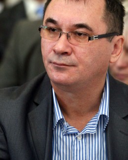 Stire din Social : &middot; Senol Zevri, directorul Agenției de Mediu: "În Constanța, spațiile verzi sunt distruse pentru a face loc unor construcții monstruoase" &middot; Administrația locală folosește tot felul de tertipuri pentru a schimba destinația spațiilor verzi și a turna betoane