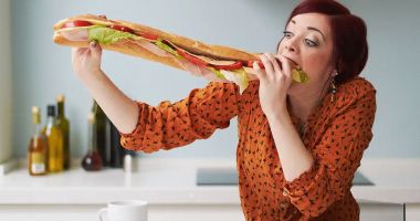 Stire din Sănătate : Evitaţi zgomotele produse de stomac! Mâncaţi încet şi mestecaţi bine mâncarea