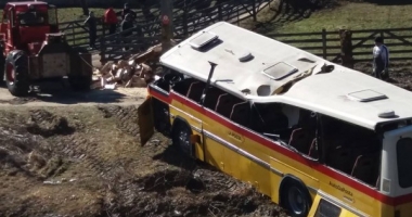 FOTO. CLIPE DE GROAZĂ. Autobuz cu pasageri, răsturnat într-un râu - 3