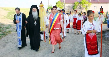Stire din Politică-Administrație : ÎPS Teodosie, prezent la hramul Mănăstirii Stejaru, alături  de primarul Dorinela Irimia