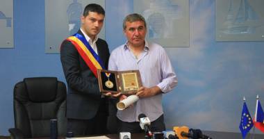Stire din Politică-Administrație : Primarul din Ovidiu, George Scupra,  i-a conferit titlul de cetățean de onoare lui Gheorghe Hagi