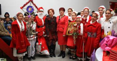 Stire din Politică-Administrație : Primarul Dorinela Irimia a dat startul sărbătorilor de iarnă în familia Saraiu