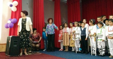 Stire din Politică-Administrație : Primarul Dorinela Irimia a oferit daruri copiilor din comuna Saraiu