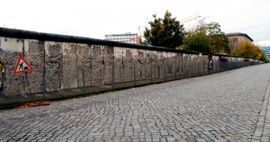 Stire din Actualitate : O secțiune istorică din Zidul Berlinului, înlăturată în pofida protestelor