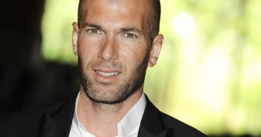Stire din Sport : Zinedine Zidane, suspendat trei luni pentru că a antrenat fără diplomă