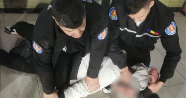 Individ surprins pe camerele video când intra prin efracție într-un mall