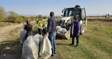Stire din Social : Mii de angajați și voluntari au strâns tone de deșeuri în cadrul Zilei Naționale a Curățeniei