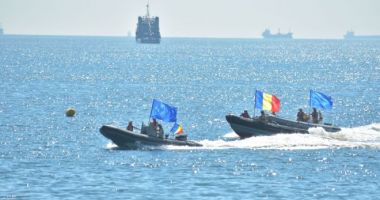 Retragerea cu torţe a marinarilor militari, la Constanța. Ei au defilat de la Cazino, până în centrul oraşului