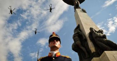 Stire din Eveniment : Ministrul Apărării: Îi cinstim pe temerarii zborului din marea familie a Forţelor Aeriene
