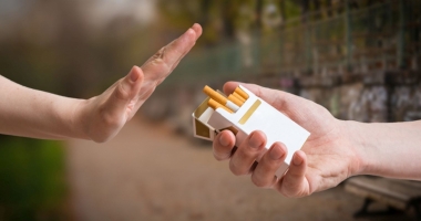 Stire din Social : "Ziua națională fără tutun".  Tu nu vrei să economisești zile?