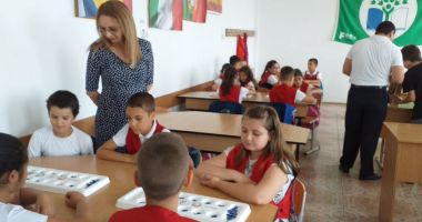 Stire din Cultură-Educație : Ziua Învățătorului marcată la Școala Gimnazială "Lucian Grigorescu"