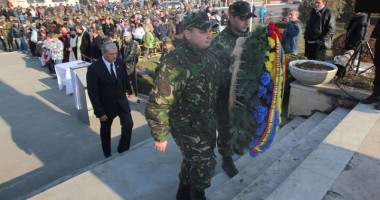 Locuitorii din Murfatlar  au sărbătorit  la Monumentul Eroilor - 3