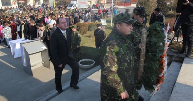 Locuitorii din Murfatlar  au sărbătorit  la Monumentul Eroilor - 4