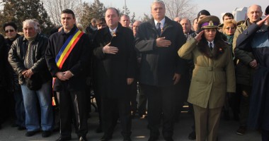 Stire din Politică-Administrație : Locuitorii din Murfatlar  au sărbătorit  la Monumentul Eroilor
