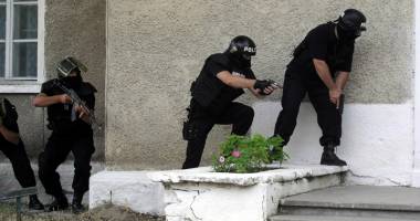 Stire din Eveniment : Polițiștii vor să pensioneze pistolul Carpați. "Este un pericol. Trage și nu se duce glonțul"