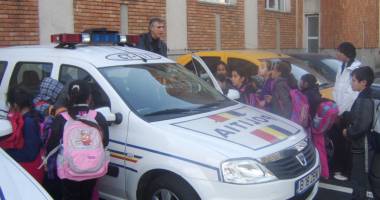 Stire din Eveniment : Elevii și polițiștii rutieriști au celebrat, împreună, Ziua României