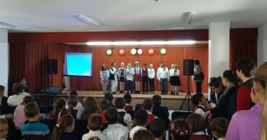 Stire din Cultură-Educație : "Zilele Școlii - Zilele copilăriei" - la Poarta Albă