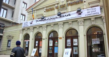 Stire din Cultură-Educație : Ziua Teatrului, sărbătorită cu cortinele trase. "COVID, sfârșitul nu-i aici!"