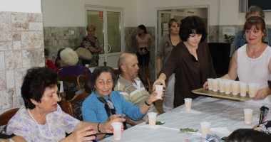 Stire din Social : Spectacol și sărbătoare la Căminul de Bătrâni