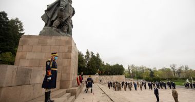 Bujori la rever, în semn de recunoștință pentru veteranii de război - 2