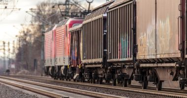Stire din Eveniment : Două trenuri de marfă s-au ciocnit în apropierea unei gări din județul Teleorman
