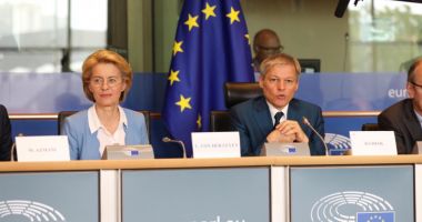 Stire din Politică-Administrație : Dacian Cioloş, discuţie cu Ursula von der Leyen despre criza politică din România