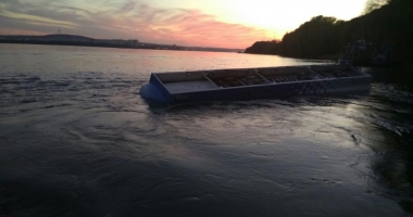 GALERIE FOTO / ACCIDENT STUPID. Tir căzut în Dunăre pentru că nu a fost ancorat - 2