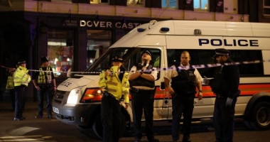Stire din Eveniment : ATENTAT LONDRA / O mașină a intrat în mulțime. O persoană, rănită