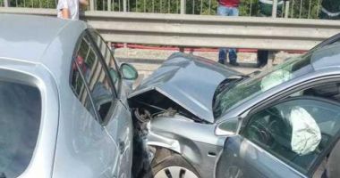 Stire din Eveniment : Trafic oprit pe DN 1, după ce trei mașini s-au ciocnit