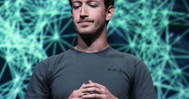 Stire din Economie : Mark Zuckerberg promite că nu va vinde acțiuni Facebook timp ce cel puțin un an