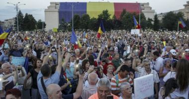 Stire din Eveniment : ROMÂNIA PROTESTEAZĂ! Mii de oameni au ieșit din nou în stradă